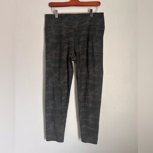 Vuori Women's Black Camouflage Leggings